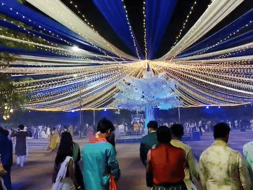 LIVEઝીણા ઝીણા ઉડે રે ગુલાલ...અમદાવાદમાં જીગરાએ હજારો ખેલૈયાઓને ડોલાવ્યા:રાજકોટમાં એકસાથે 10 હજાર ખેલૈયાઓએ રાસની રમઝટ બોલાવી, સુરતમાં ગરબા સ્થળ પર દેશભક્તિના રંગ