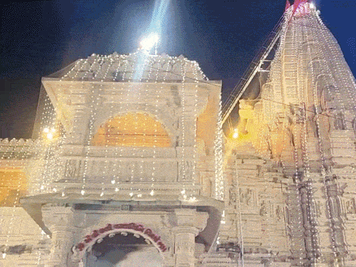 LIVEઆજે વિશ્વ પ્રસિદ્ધ રૂપાલના વરદાયિની મંદિરે પલ્લી:મધ્યરાત્રીએ 27 ચોક ફરીને મંદિર પહોંચશે, માર્ગો ઉપર ઘીની નદીઓ વહેશે, લાખો ભક્તો ઉમટશે