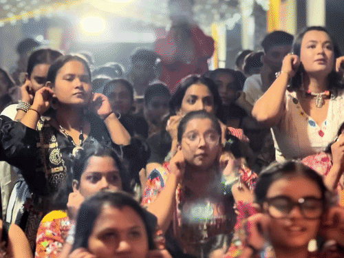 માતાજી, ભૂલચૂક થઈ હોય તો માફ કરજો...!: સુરતમાં 9 દિવસની ભક્તિ બાદ ભક્તો રડતાં રડતાં કાન પકડીને ઊઠબેસ કરતાં ...