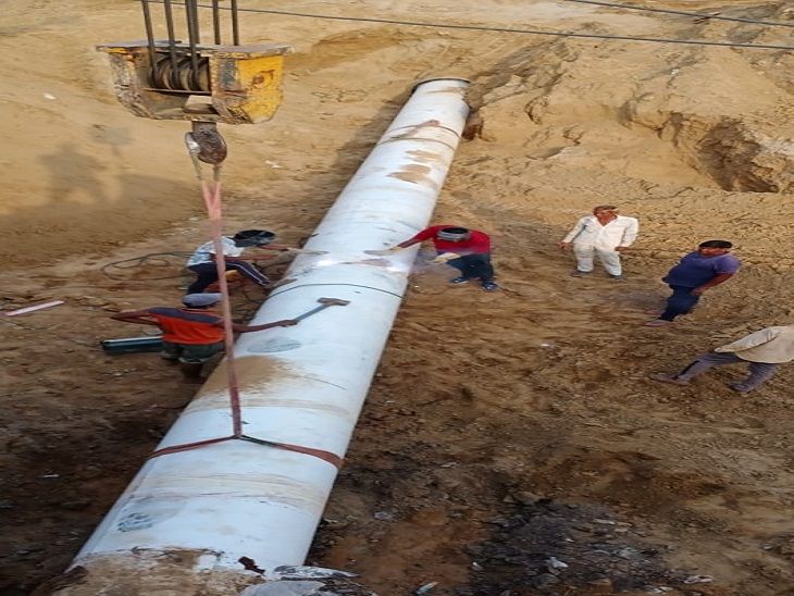 Workers engaged in repairing the damaged Raniwell line