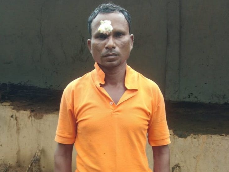 हाथियों ने रूमगा के तीन मकानों को नुकसान पहुंचाया है। वहीं बचने की कोशिश में भागते समय रूमगा गांव निवासी भेलन सिंह घायल हो गया।