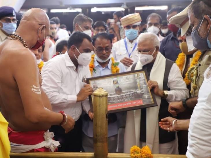 राज्यपाल मंगूभाई छगन भाई पटेल परिवार के साथ महाकाल के दर्शन किए।