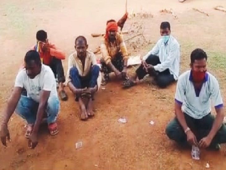 मौके से 6 आरोपियों को पकड़ा गया है। इनके पास से नगदी व दो मुर्गे भी जब्त किए गए है।