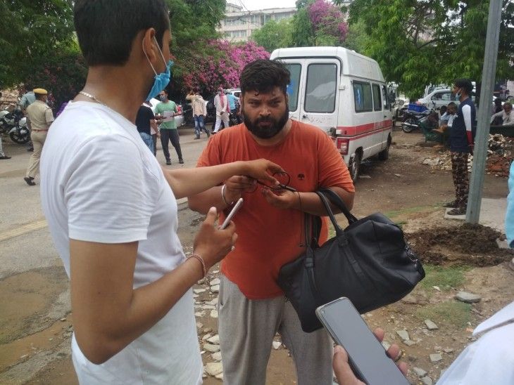 डेडबॉडी के लिए SMS मोर्च्युरी के बाहर इंतजार करते अमित-शिवानी के परिजन।