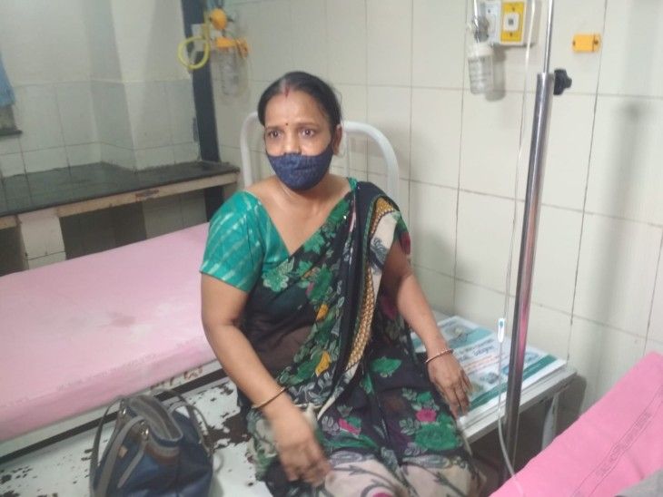 अस्पताल में भर्ती बेटी को संभालने पहुंची मां