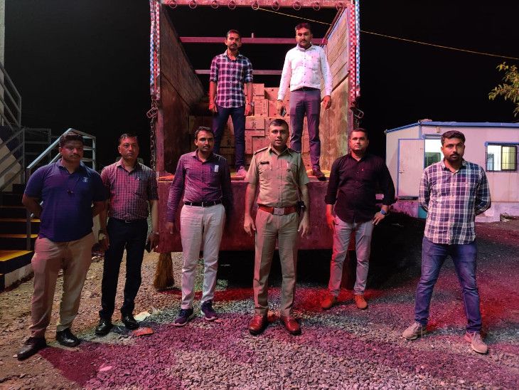 એરપોર્ટ પોલીસે દારૂ ભરેલો ટ્રક ઝડપ્યો.