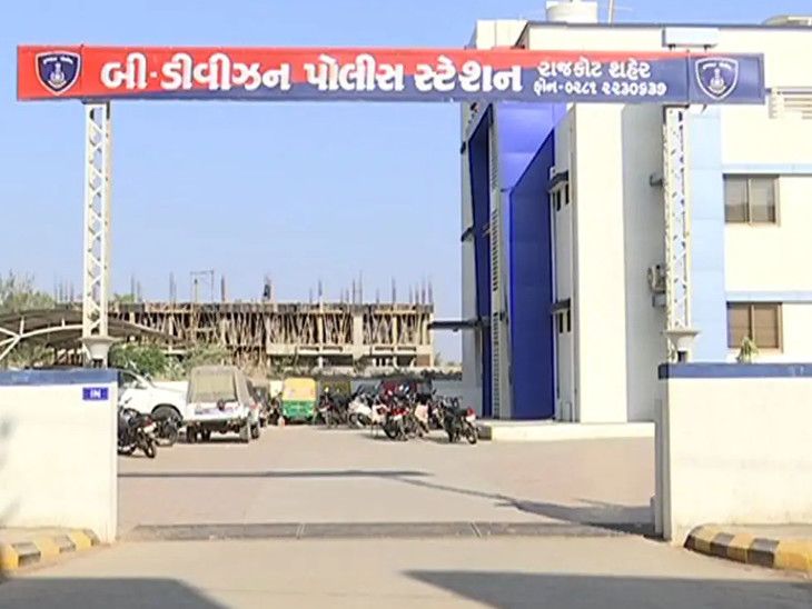 માતાએ બી ડિવિઝન પોલીસ સ્ટેશનમાં ફરિયાદ નોંધાવી.