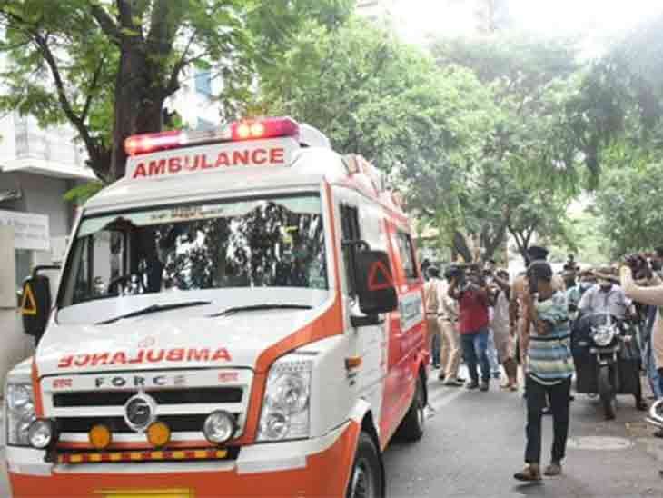 जब शव अस्पताल से निकला तो भीड़ जमा हो गई थी