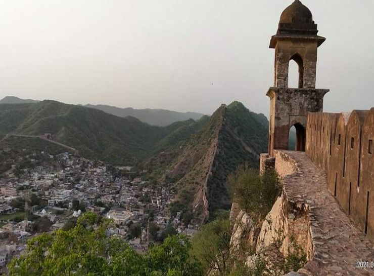 500 मीटर ऊंची पहाड़ी पर बनी इस छतरी पर हुआ हादसा।