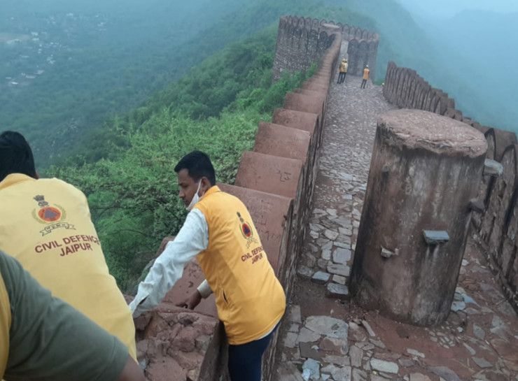 करीब 10 घंटे तक पहाड़ी पर बने वॉच टावर के आसपास रेस्क्यू ऑपरेशन चला।