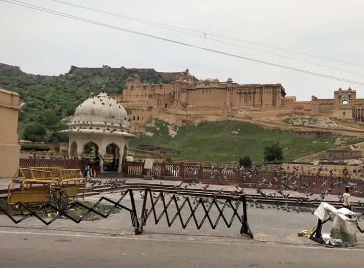 वर्ष 2013 में मावठे पर बनी इसी सफेद छतरी पर गिरी थी बिजली। इसमें दो लोगों की मौत हो गई थी। तीन लोग झुलस गए थे