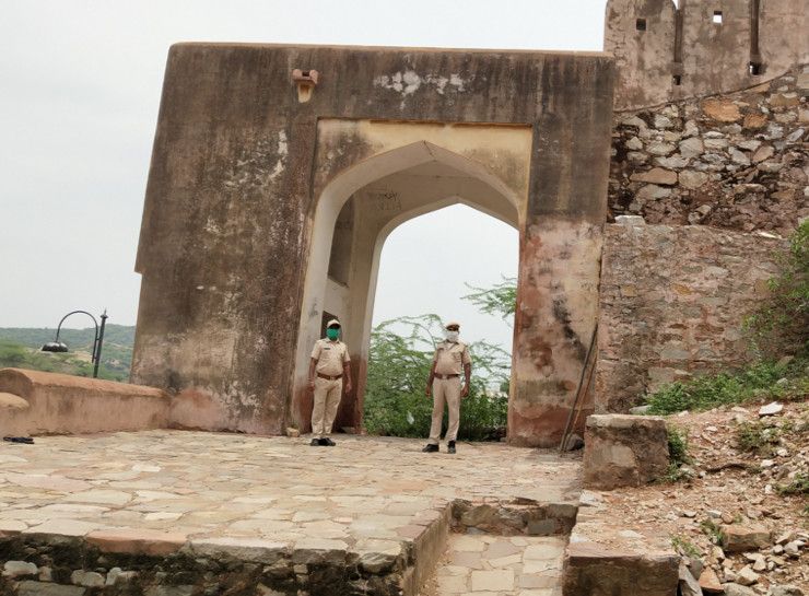 वॉच टॉवर पर लोगों का प्रवेश बंद। मुख्य गेट पर होमगार्ड जवान लगाए