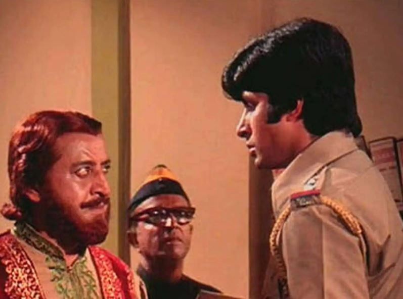 'जंजीर' के एक सीन में प्राण और अमिताभ।