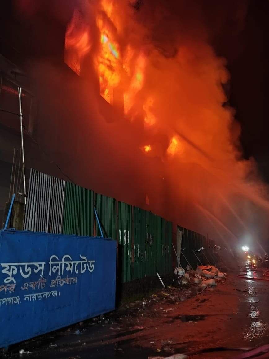 आग की तेज लपटों की वजह से फायर फाइटर्स को कैंपस के अंदर पहुंचने में कड़ी मशक्कत करनी पड़ी।