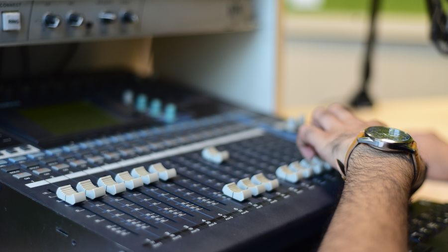 Where we do DJ wale babu mera gaana chala do