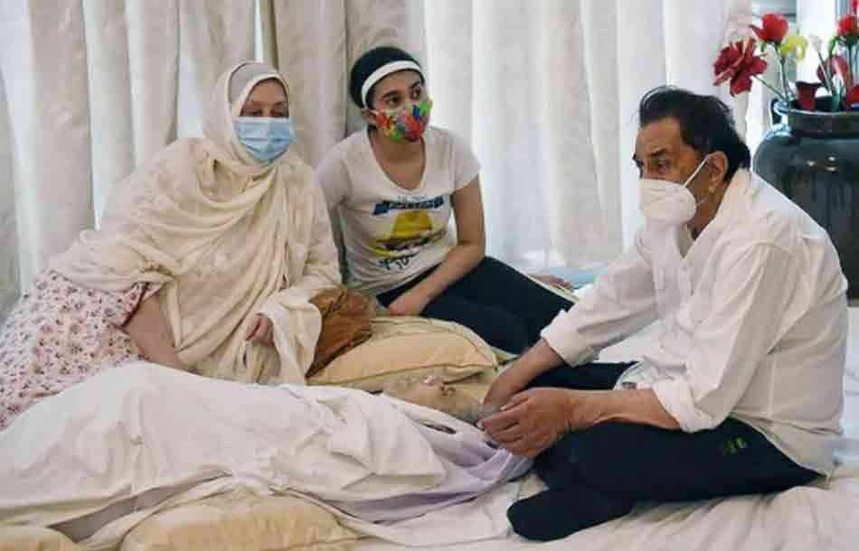 पति के शव के सामने रोए दुखी सायरा और धर्मेंद्र भी