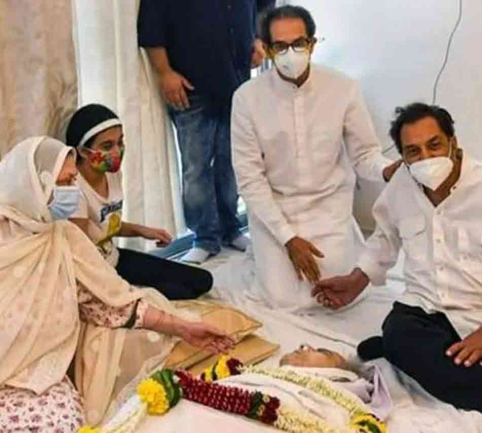 महाराष्ट्र के सीएम ने दिलीप कुमार को दी श्रद्धांजलि