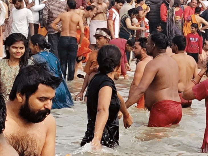 At first 'Ganga Snan', 1 crore devotees take a dip: Bathing at 44 ghats,  devotees arrive from 20 countries; walk 12 km to Sangam - Uttar Pradesh  News | Bhaskar English