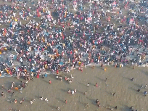 Last Amrit Snan of Mahakumbh: Crowd stretches up to 10 km, Yogi in Lucknow  war room since 3 AM; foreign devotees recite Hanuman Chalisa | Bhaskar  English