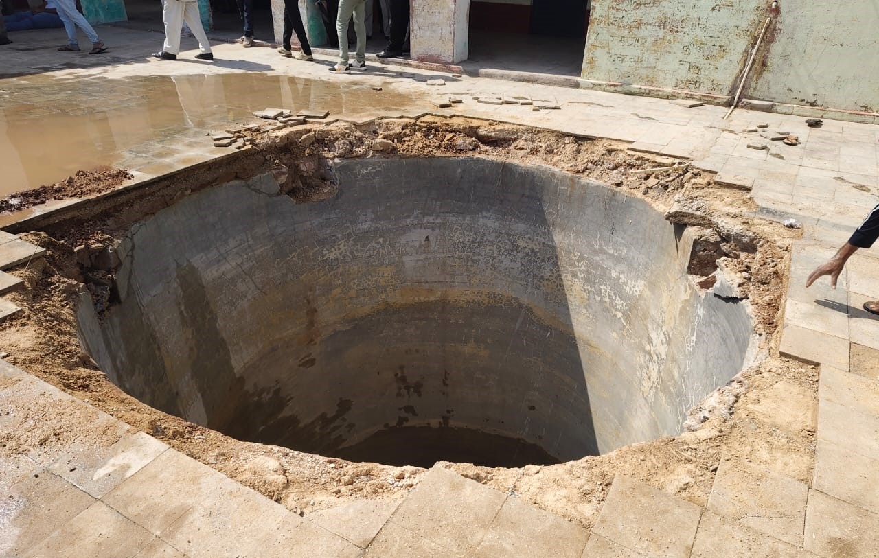 3 schoolgirls fall into water tank in govt school, die: Students buried ...