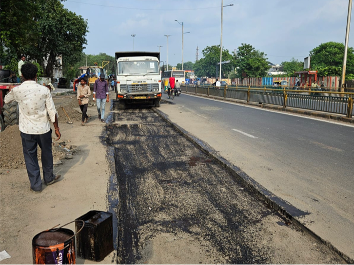Opposition leader accuses govt of mismanagement in Ahmedabad; 4,383 crores  spent on roads; yet 1.53 lakh complaints filed by citizens