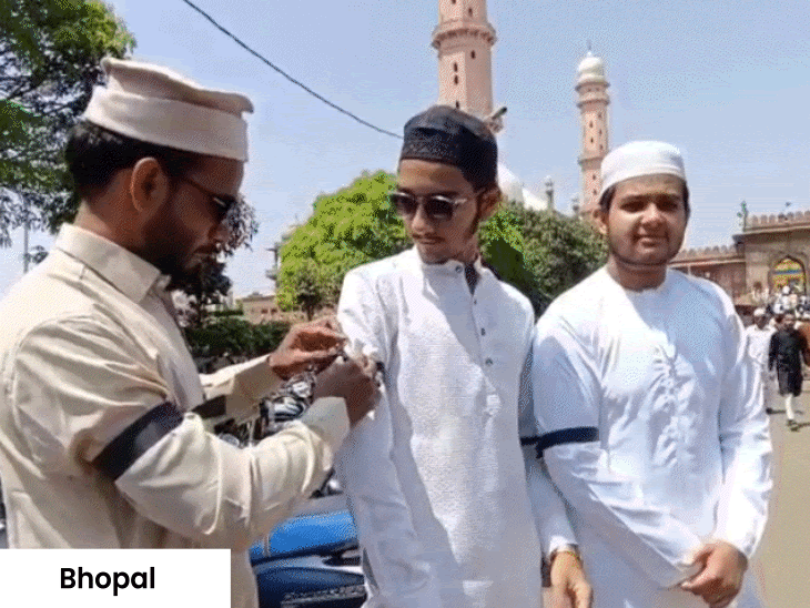 Muslims protest 'Waqf Bill' by offering 'Namaz' with Black Bands: Calling  it unjust; BJP MLA claims only those playing politics are opposed - Bhopal  News | Bhaskar English