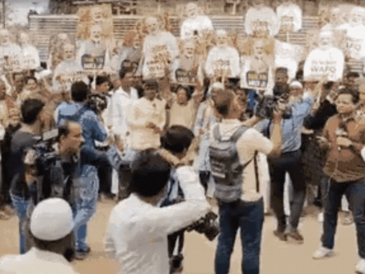Protests in favor of Waqf Bill spark debate in Bhopal: Protesters fail to  justify their stand; cite PM Modi's welfare schemes as key reason; external  influence suspected - Bhopal News | Bhaskar English