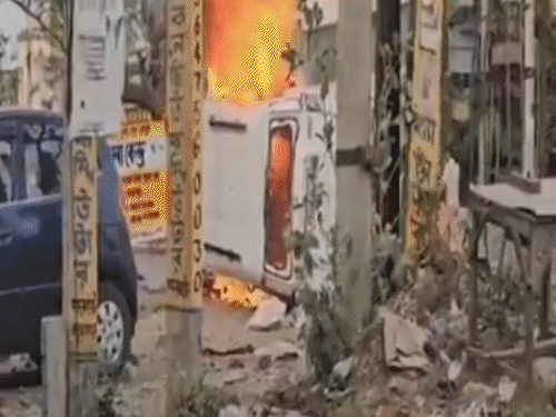 Violence over Waqf law in West Bengal: Protesters set police vehicles on  fire in Murshidabad; several officers injured as anti-Waqf law agitation  turns violent - West Bengal News | Bhaskar English