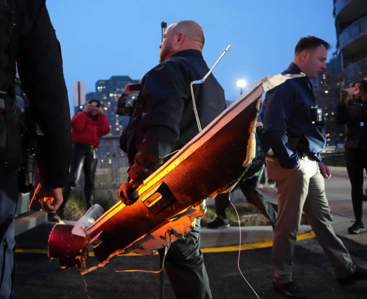 Helicopter crashes in New York's Hudson River, 6 dead | New York Police ...