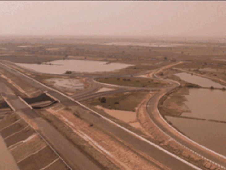 Dholera-Ahmedabad Expressway built with Pirana waste Reach Dholera in 45 minutes, Bhavnagar in 1.75 hours from Ahmedabad; 2 toll plazas planned