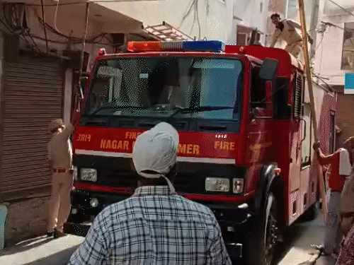 Massive fire in Diggi Bazaar Hotel in Ajmer: 5 injured including child, rescue ops ongoing; police and firefighters struggle as blaze spreads in crowded lane - Ajmer News | Bhaskar English