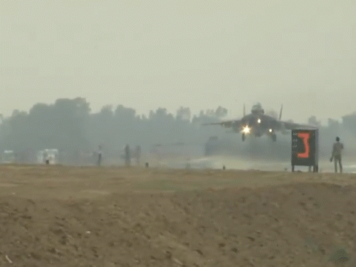 IAF conducts landing exercise on Ganga Expressway amid Pahalgam tension:  Rafale, Mirage & Jaguar to conduct night landing trial for first time |  Bhaskar English