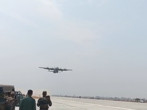 IAF conducts landing exercise on Ganga Expressway amid Pahalgam tension:  Rafale, Mirage & Jaguar to conduct night landing trial for first time |  Bhaskar English
