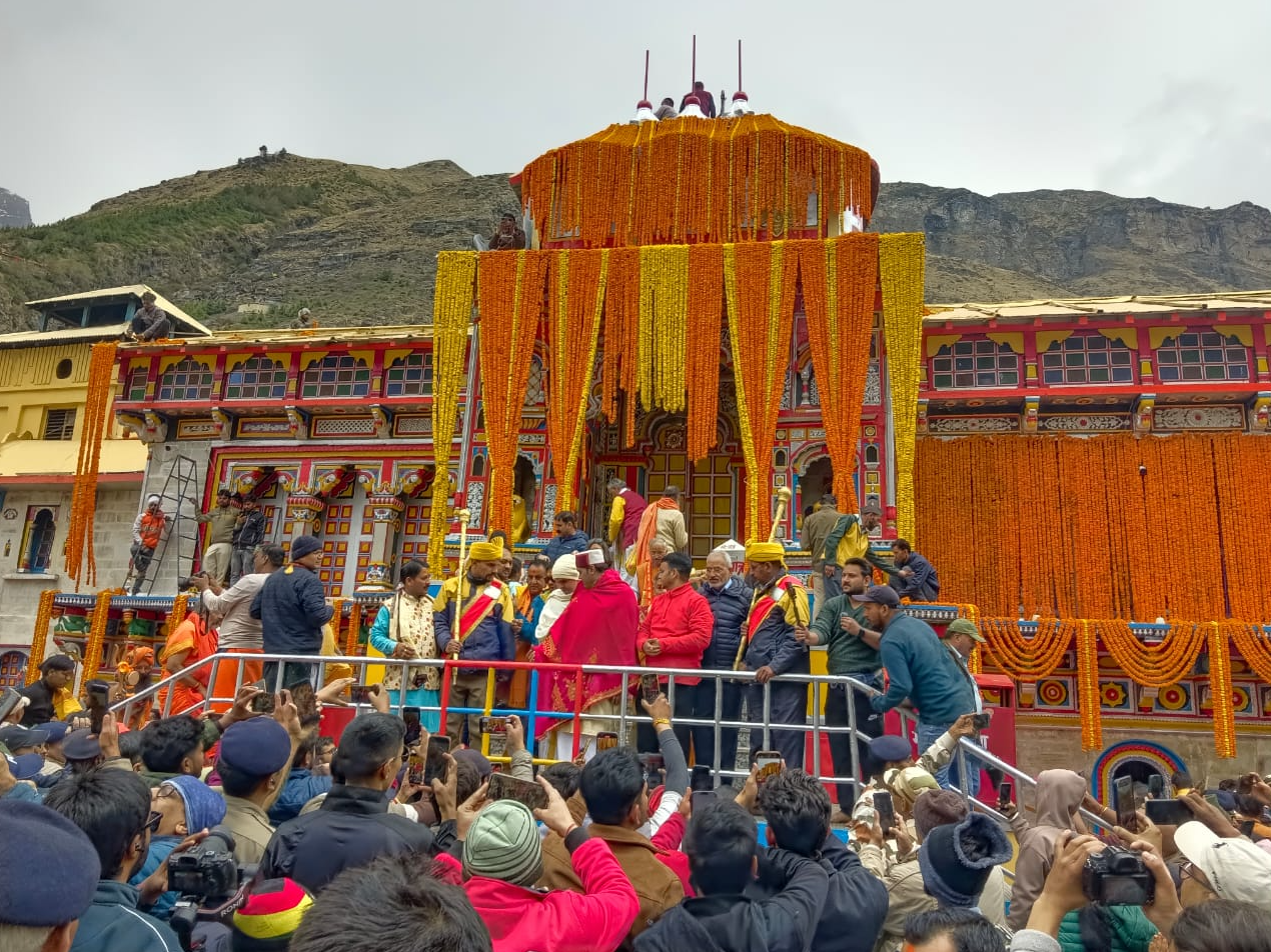 Badrinath doors to open on May 4 at 6 AM: Temple decorated with 40 quintals  of flowers, thousands of devotees arrive for darshan - Uttarakhand News |  Bhaskar English