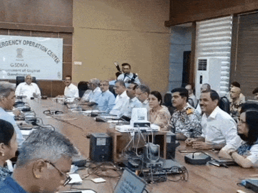 Gujarat Border India-Pak War {NEW PHOTOS} | Bhuj Airport Drone Attack; CM  Bhupendra Patel Modi Talk - Gujarat News | Bhaskar English