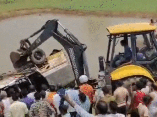 Schoolvehicle falls into pond in Hazaribagh, 22 children injured