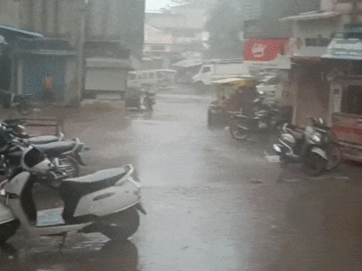 Rain, thunderstorms lash multiple districts of Gujarat: Showers hit Valsad,  Tapi and Chhota Udepur late at night; IMD issues statewide alert till June  1 - Gujarat News | Bhaskar English