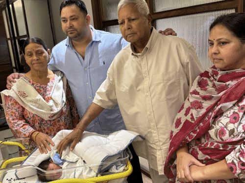 Tejashwi Yadav's son's name is 'Iraj Lalu Yadav' - Bihar News | Bhaskar English