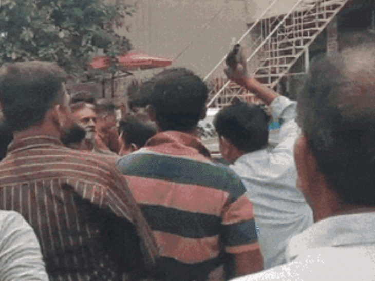 Speeding car hits four vehicles in Vadodara, injures 2: Locals beat ...