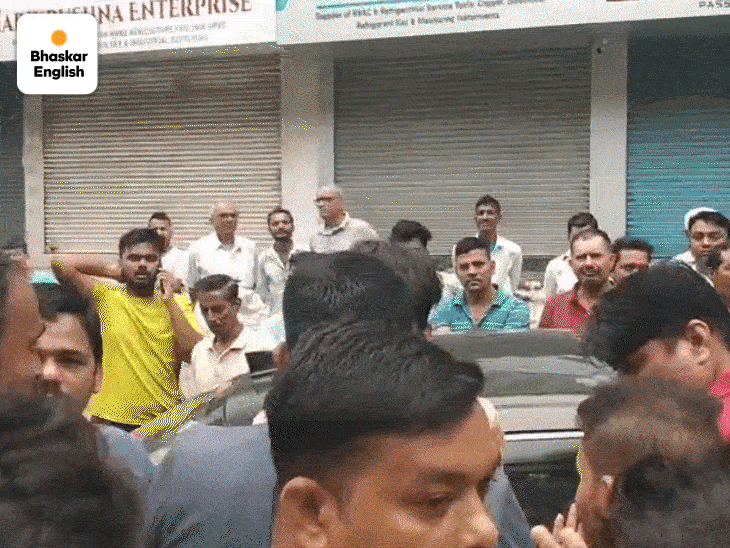Speeding car hits four vehicles in Vadodara, injures 2: Locals beat ...