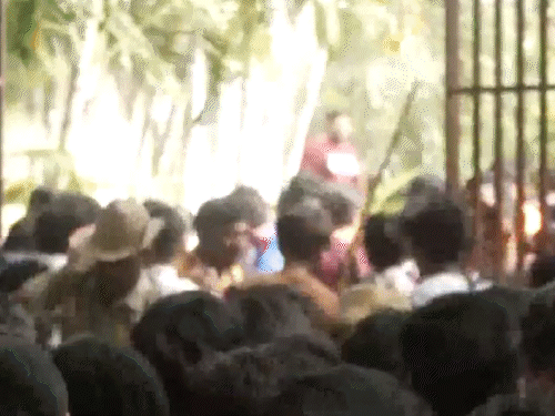 Bengaluru stampede Timeline; RCB distribute free passes to fans, stadium  gate breaks due to crowd surge, police baton charge | Bhaskar English