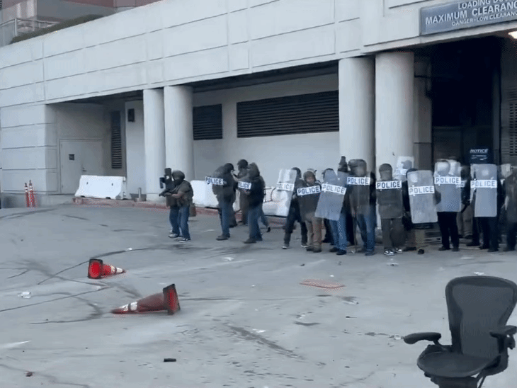 Trump deploys 2,000 national guards in Los Angeles; White House sets daily  target to detain 3,000 migrants | Bhaskar English
