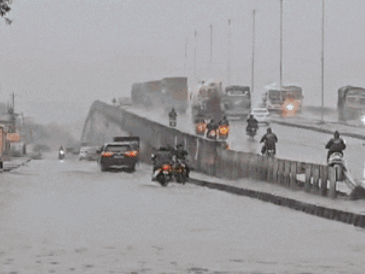 Heavy rain lashes various parts of Gujarat; Several districts flooded,  roads submerged; rescue efforts underway in Surat - Gujarat News | Bhaskar  English