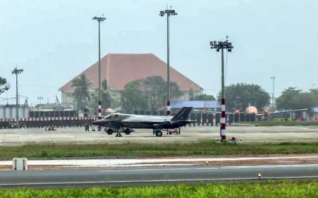 ₹920 crore UK's F-35B Fighter Jet Stranded in Kerala After Emergency ...