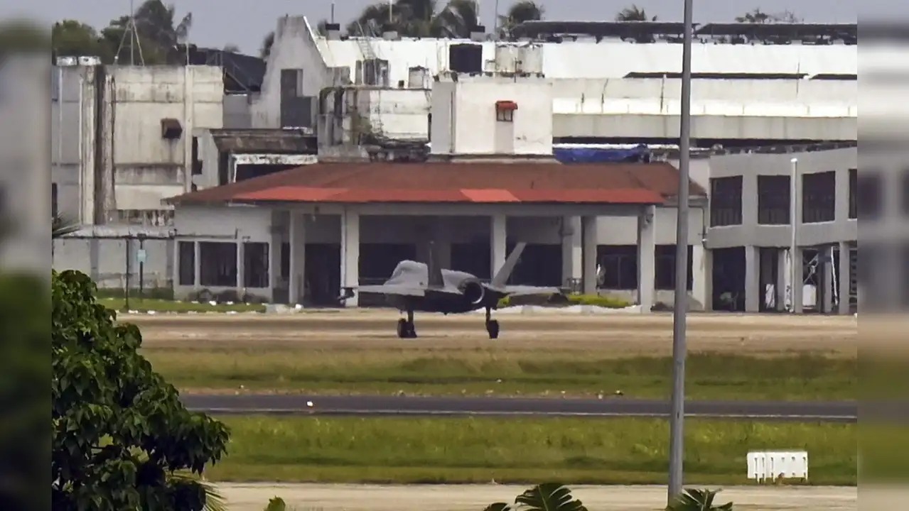 ₹920 crore UK's F-35B Fighter Jet Stranded in Kerala After Emergency ...