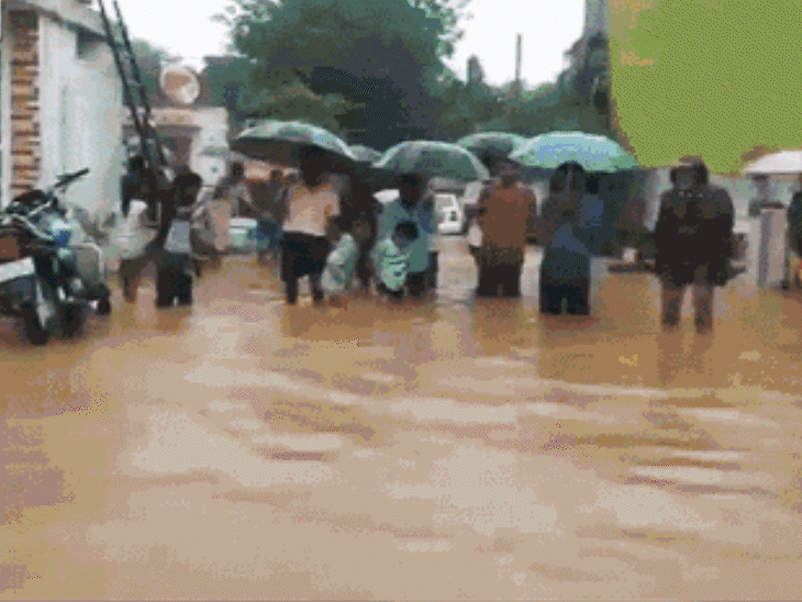 Monsoon batters North Gujarat: Societies waterlogged in Palanpur & Idar,  orange alert in 18 districts; 3,703 evacuated as 16 dams overflow - Gujarat  News | Bhaskar English
