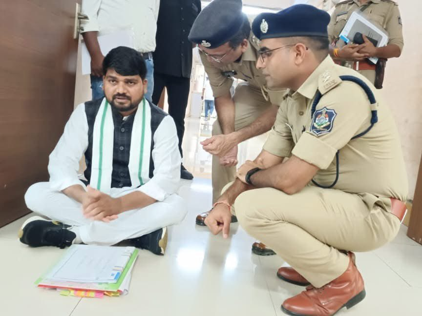AAP MLA Chaitar Vasava Arrested After Scuffle in Narmada; AAP Cries BJP Vendetta in Gujarat - Gujarat News | Bhaskar English