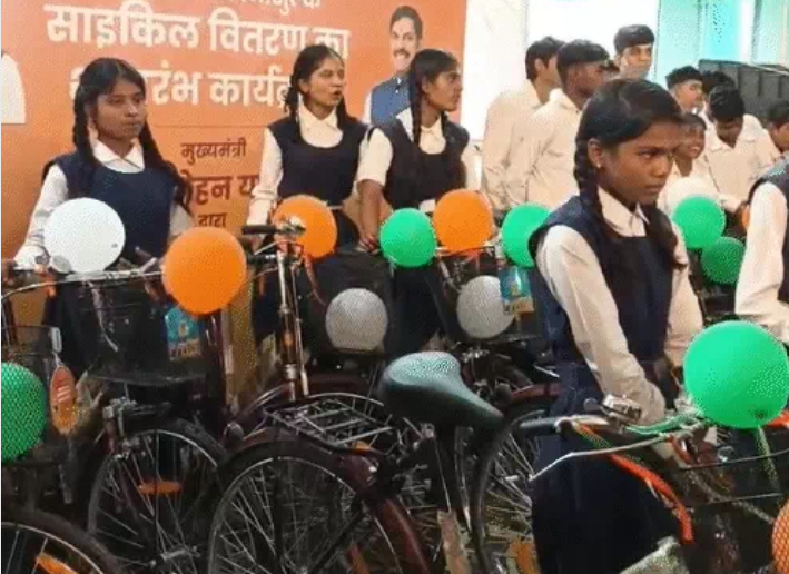 MP CM distributes free-of-cost bicycles to school girls in Bhopal:  Initiative carried out under govt-led scheme; students express gratitude  towards Chief Minister - Madhya Pradesh News | Bhaskar English