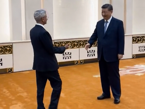 EAM Jaishankar meets Xi Jinping in Beijing after 5 years: Conveys message  from President Murmu and PM Modi during SCO Foreign Ministers' meet |  Bhaskar English