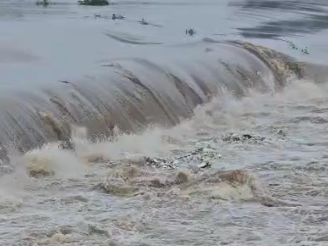 Tapi river crosses danger level after heavy rainfall,95,000 cusecs ...